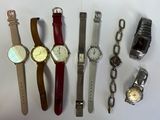 plusieurs types de montres sur une surface blanche
