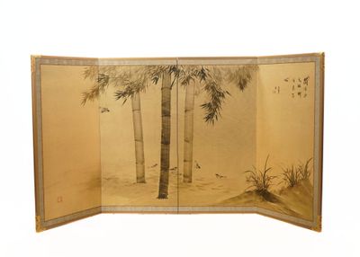 un paravent oriental orné d'une peinture représentant un palmier et des oiseaux