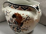 un vase blanc orné d'un motif noir et blanc