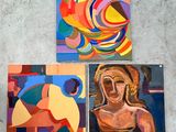 trois tableaux représentant une femme et un oiseau accrochés au mur