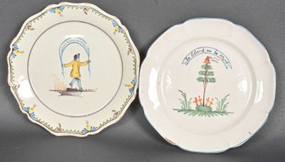 deux assiettes sur lesquelles figure l'image d'un garçon