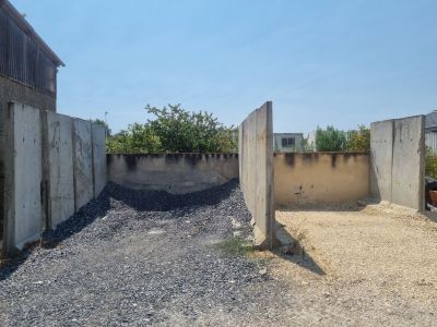 a concrete wall that is next to a concrete wall