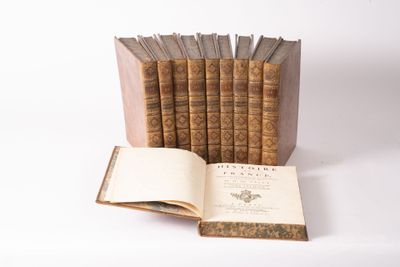 plusieurs vieux livres empilés sur une surface blanche