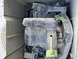 une machine sale à l'intérieur d'une boîte blanche posée par terre