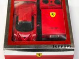 une coque de téléphone Ferrari rouge dans une boîte rouge