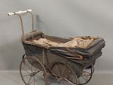 un landau à l'ancienne avec un bébé dedans