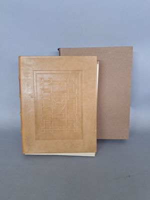 deux livres posés l'un à côté de l'autre sur une table