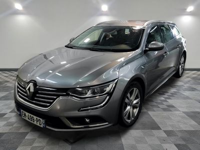 la photo d'une voiture garée dans un garage