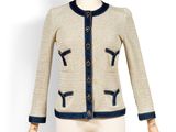 une photo d'un mannequin portant une veste beige et bleue