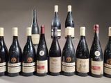 six bouteilles de vin sont alignées sur une table