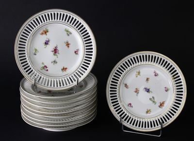 Suite de 10 assiettes à dessert en porcelaine blanche à déco… - Photo 1