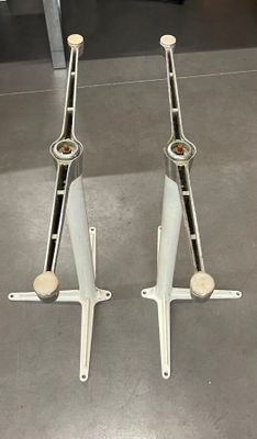deux poteaux métalliques posés à même le sol