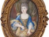 une vieille photo d'une femme en robe bleue dans un cadre doré