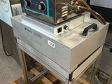 une machine posée sur une palette
