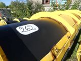 un tracteur jaune avec un numéro sur le côté