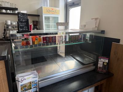 une photo du comptoir d'un café avec une vitrine