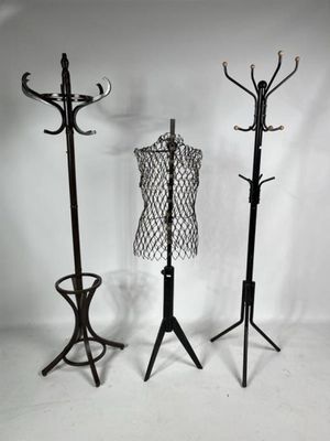 trois porte-manteaux en métal, un mannequin et un porte-chapeaux