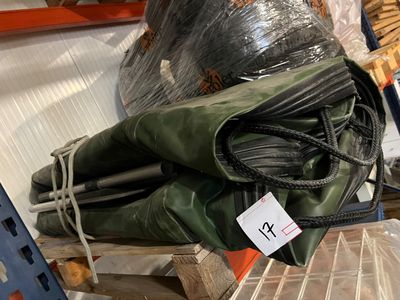 un tas d'articles posés sur une étagère dans un magasin