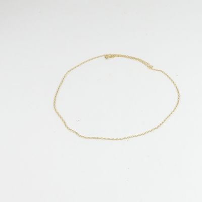 un bracelet en chaîne d'or orné d'un seul diamant sur fond blanc