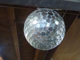 une boule à facettes suspendue au plafond d'une pièce