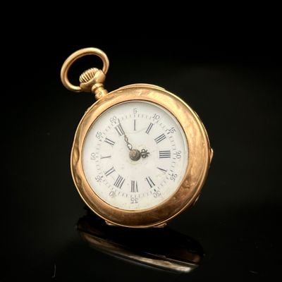 une montre de poche en or avec des chiffres romains