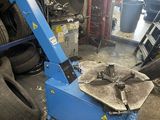 une machine bleue qui se trouve dans un garage