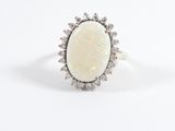une bague ornée d'un oplite ovale et d'un diamant sur fond blanc