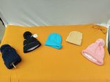 de nombreux bonnets et gants disposés sur un lit