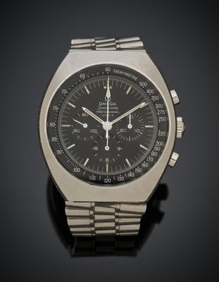 gros plan d'une montre sur une surface noire avec un fond noir