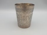 une coupe en argent ornée d'un motif floral sur le bord