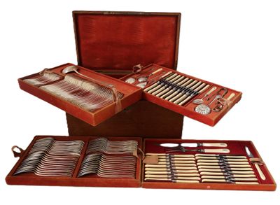 un coffret en bois contenant de l'argenterie, sur fond blanc
