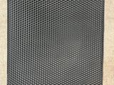 un gros plan sur un tapis noir posé au sol