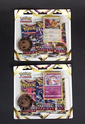 deux paquets de cartes à collectionner Pokémon dans une boîte en plastique