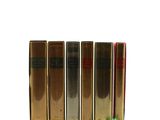 quatre livres sont alignés sur une surface blanche