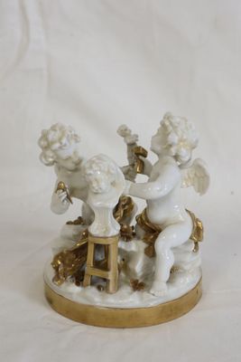 une figurine de deux chérensils sur une table