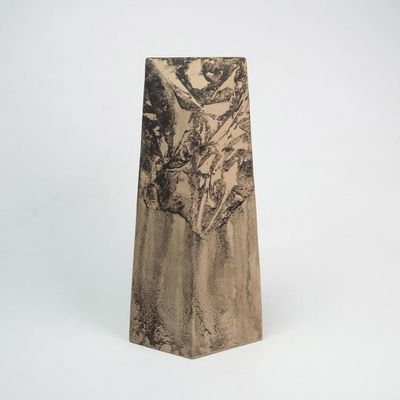 un vase sur lequel figure la photo d'un homme