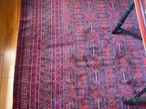un tapis rouge posé par terre à côté d'une chaise rouge