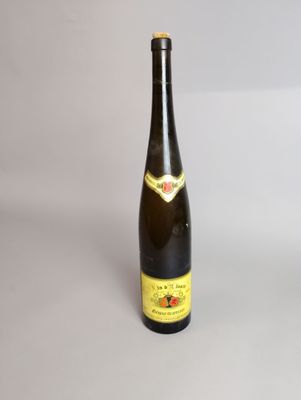 une bouteille de vin posée sur une table