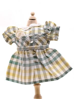 robe à carreaux sur un mannequin, sur fond blanc