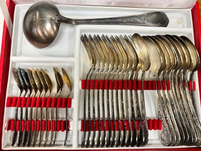 un plateau rouge contenant des couverts et des cuillères