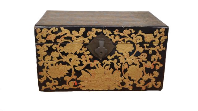 CHINE - Début XXe siècle - Coffre en cuir laqué brun foncé à déco...
