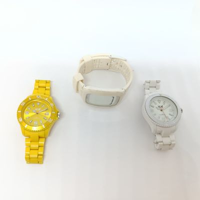 deux montres et une montre posées sur une surface blanche