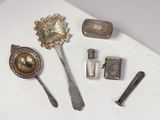 beaucoup de cuillères en argent et d'autres objets en argent sur une table