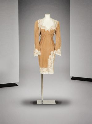 une photo d'une robe posée sur un mannequin dans une pièce