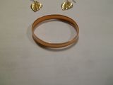 une bague et une paire de boucles d'oreilles posées sur une table