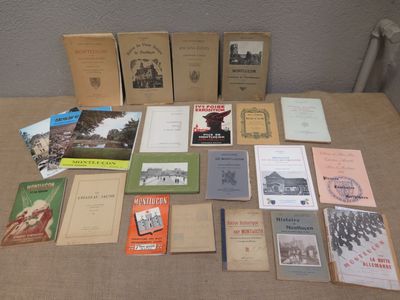 many books on a table that are sitting on the table