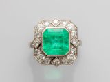 une bague en émeraude et diamant