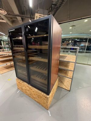 une grande vitrine avec une porte vitrée, située au milieu d'un magasin