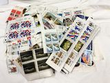 une pile de timbres posée sur un lit