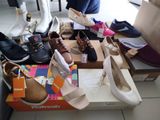 Plusieurs paires de chaussures pour femmes sont posées sur une table